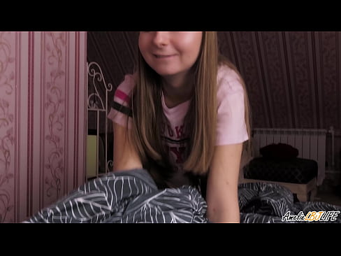 ❤️ Blondie BFF-ya xwe bi kûr dimije û di devê xwe de diqelişe ❤️ Porno li me ❌