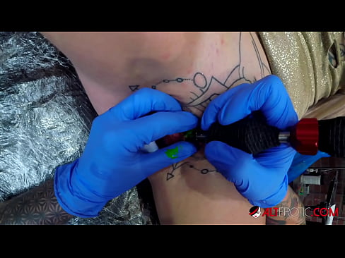 ❤️ Keçika pir tattookirî Sully Savage tattooek li ser klîtorê xwe kir. ❤️ Porno li me ❌