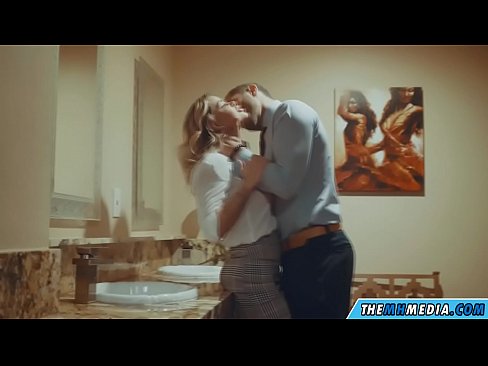 ❤️ Gava ku blondeyek busty we di nav hewşek gelemperî de dixapîne ❤️ Porno li me ❌